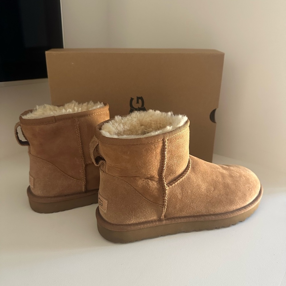 UGG Classic Mini II